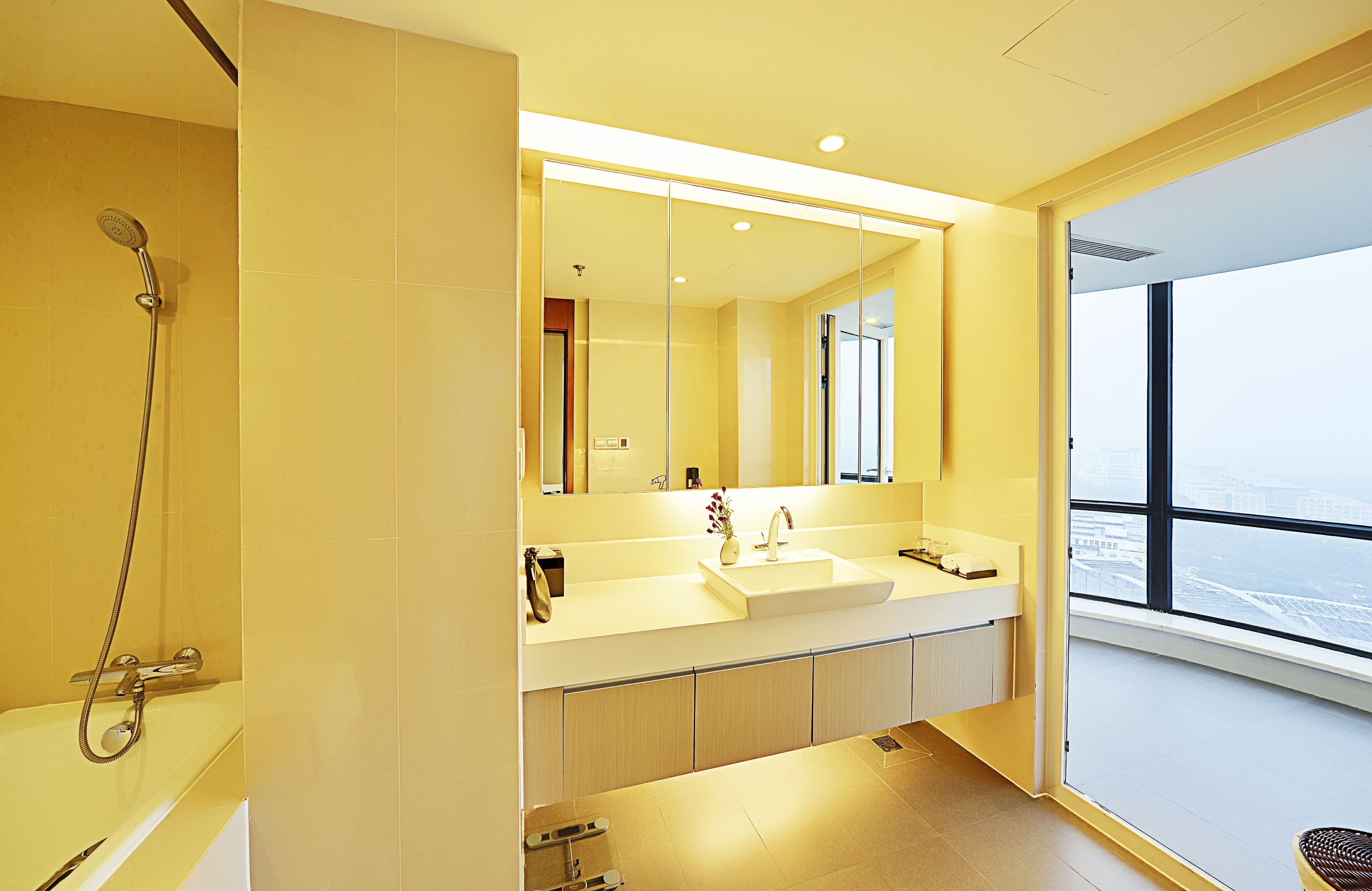 Une salle de bain moderne avec une baignoire, deux lavabos et un grand miroir.