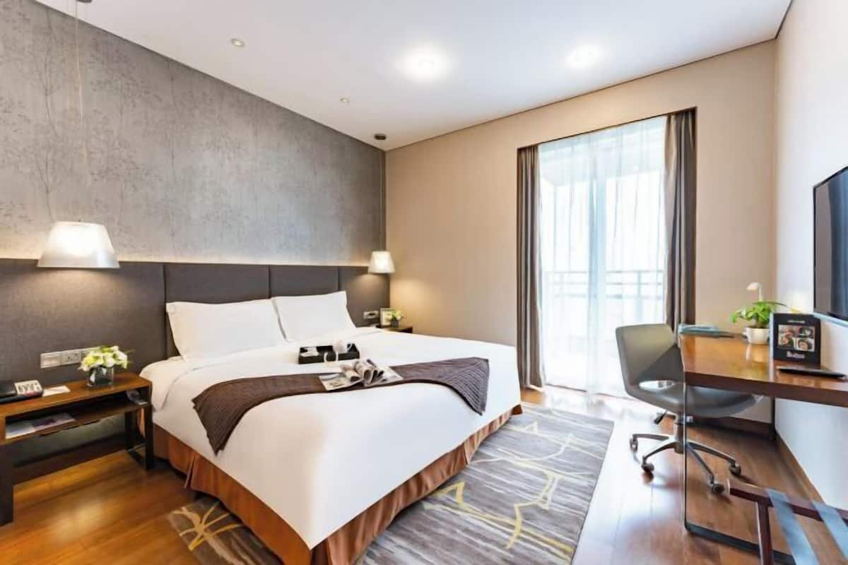 Värdeförvaringsskåp på rummet, skrivbord och arbetsyta för laptop