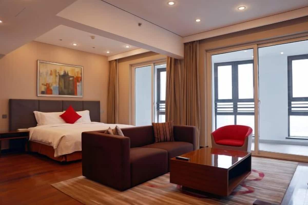 4 bedrooms, in-room safe, desk, laptop workspace