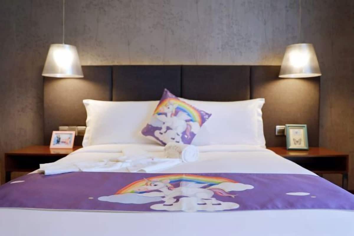 4 bedrooms, in-room safe, desk, laptop workspace