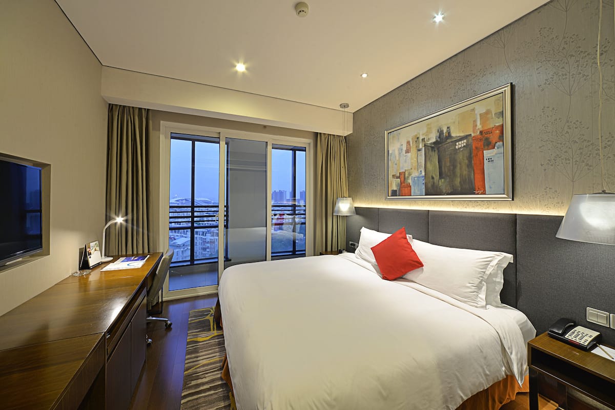 4 bedrooms, in-room safe, desk, laptop workspace