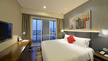 Odada kasa, masa, dizüstü bilgisayar çalışma alanı, güneşlik/perde