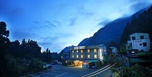 住宿正面 (夜晚)