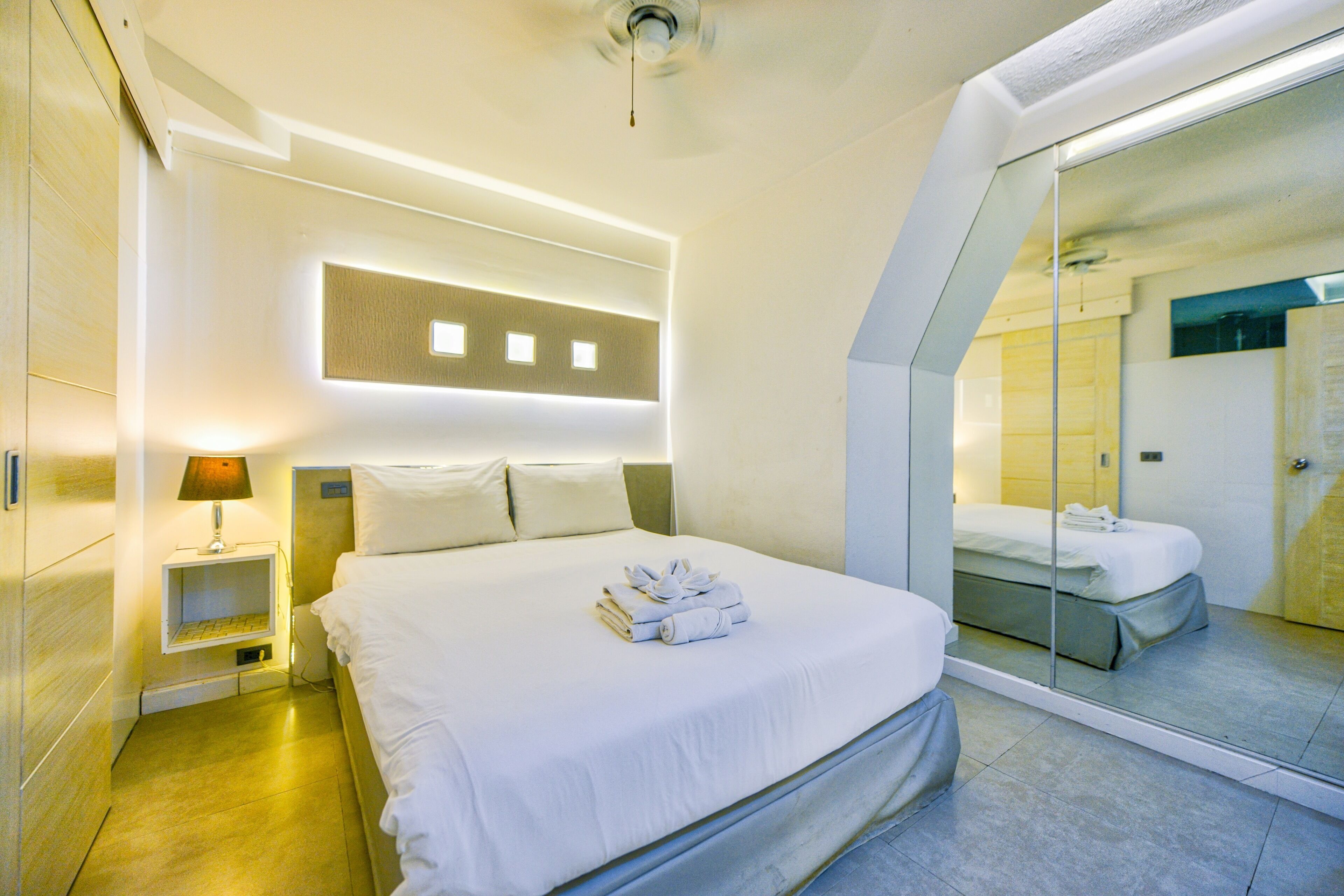 In-room safe, laptop workspace, iron/ironing board, free WiFi