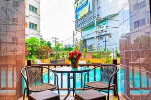 แกรนด์คอนโด, ใช้สระว่ายน้ำได้ | ลานระเบียง/นอกชาน