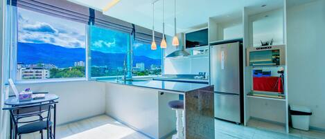 Exclusieve suite, 2 slaapkamers, uitzicht op bergen | Privékeuken | Een koelkast, een microgolfoven, een kookplaat