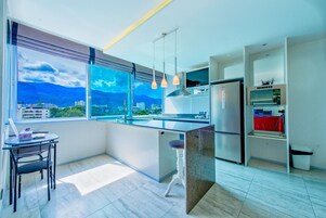Refrigerador, microondas, placa de cocina, cafetera/tetera