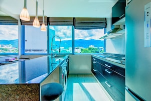 Refrigerador, microondas, placa de cocina, cafetera/tetera