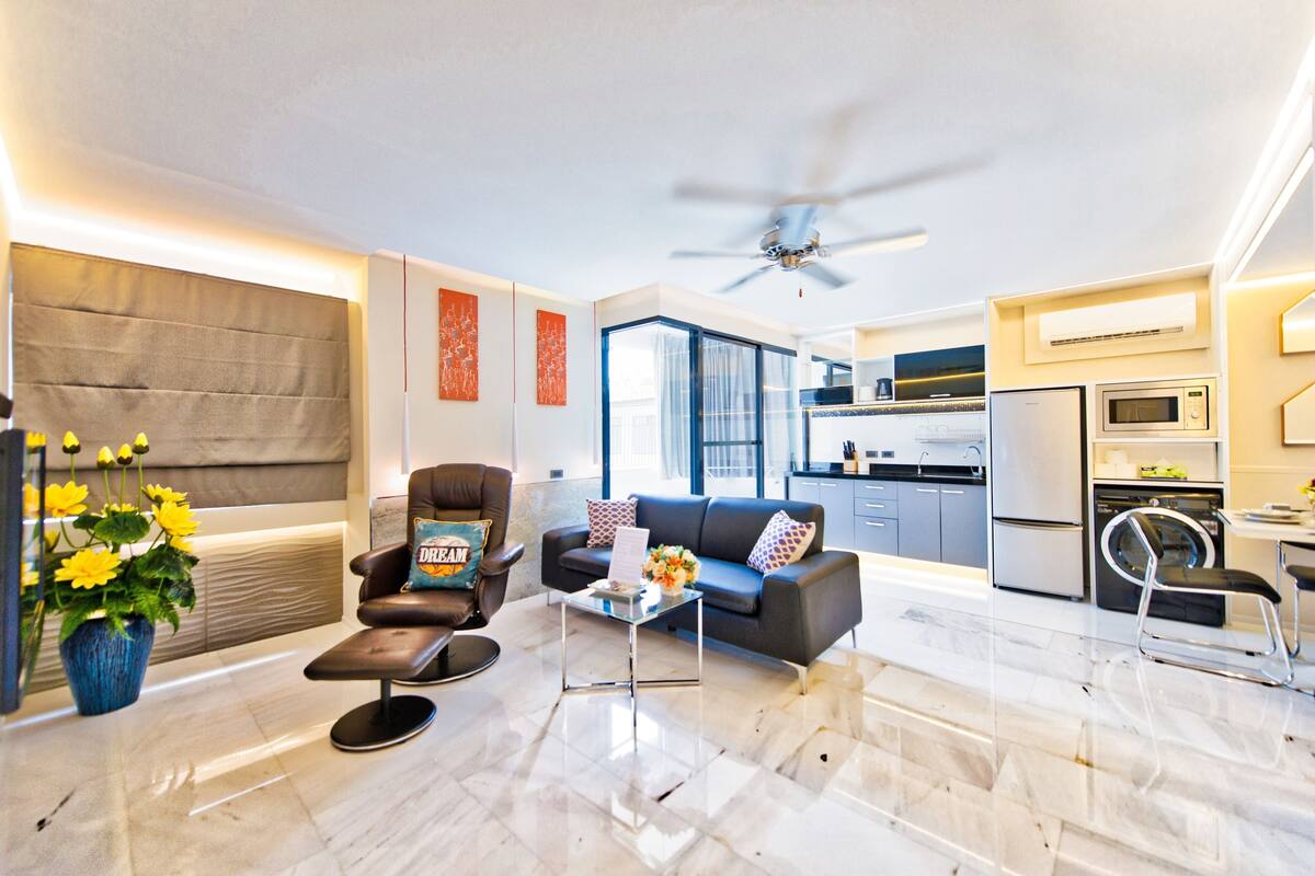 Departamento exclusivo, 3 habitaciones | Área de sala de estar | Televisión de pantalla plana, Netflix y reproductor de DVD