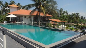Outdoor pool, pool umbrellas, sun loungers - White Villa Resort Aungalla (Ahungalla)