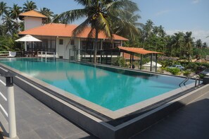Outdoor pool, pool umbrellas, sun loungers - White Villa Resort Aungalla (Ahungalla)