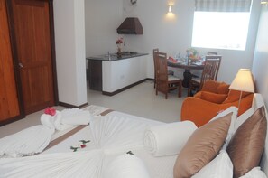 Familie suite, 2 slaapkamers, kitchenette, uitzicht op zee | Luxe beddengoed, een minibar, een kluis op de kamer, een bureau