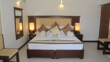 Deluxe tweepersoonskamer, koelkast, uitzicht op strand | Luxe beddengoed, een minibar, een kluis op de kamer, een bureau