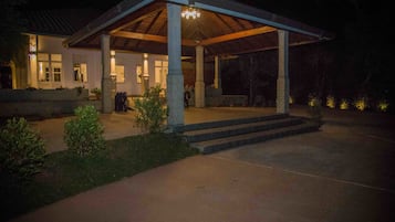 Façade de lâhĂ©bergement - soirĂ©e/nuit
