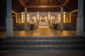 Voorkant accommodatie - avond/nacht