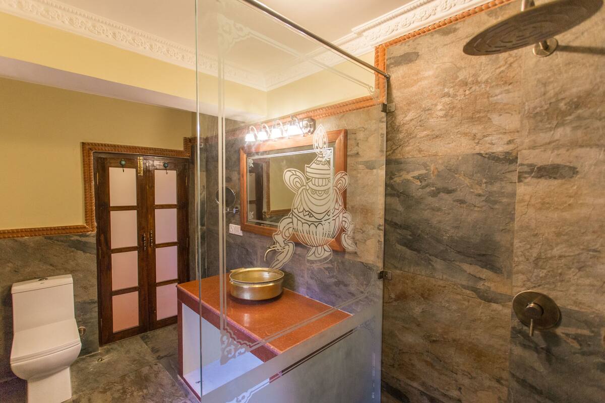 traditional room | bathroom | free toiletries, hair dryer, bathrobes, towels