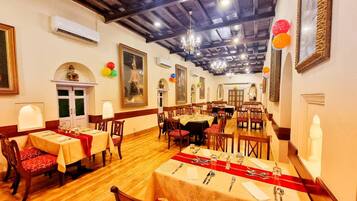 4 restaurantes; se sirve almuerzo y cena