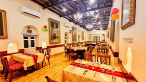 4 Restaurants; Mittagessen und Abendessen werden serviert