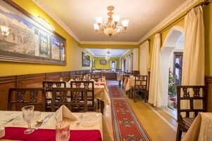 4 restaurants; lunch and dinner served