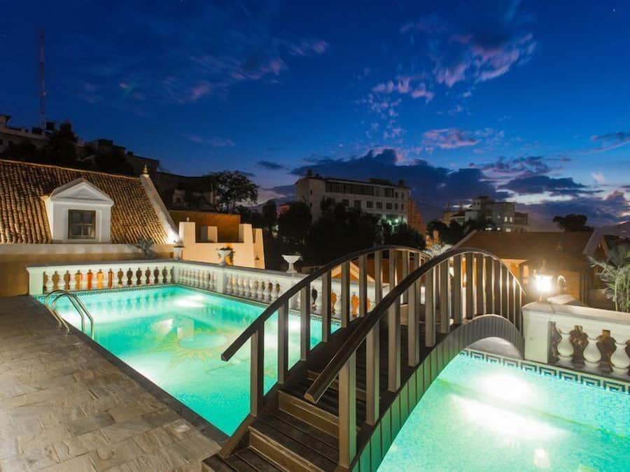 Una piscina al aire libre, tumbonas