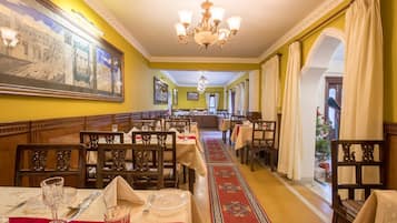 4 restauranter, lunsj og middag serveres, franske retter