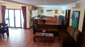 4 Bedrooms Private Pool Villa | リビング エリア | 薄型テレビ、DVD プレーヤー