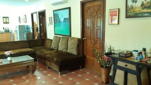 4 Bedrooms Private Pool Villa | リビングルーム | 薄型テレビ、DVD プレーヤー