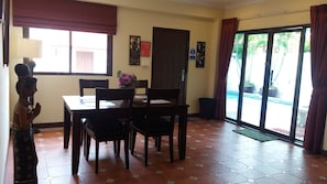 4 Bedrooms Private Pool Villa | Essbereich im Zimmer
