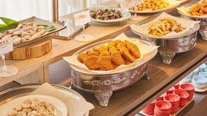 A buffet with various dishes including fried items, salads, and dumplings. - Hotel Silk in Madarao (Iiyama)