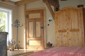 Chambre Confort double | Aire de séjour | Téléviseur