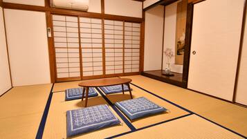 Chambre Quadruple Tradition, non-fumeurs (Japanese Style, 1st floor) | Décoration personnalisée, fer et planche à repasser, Wi-Fi gratuit