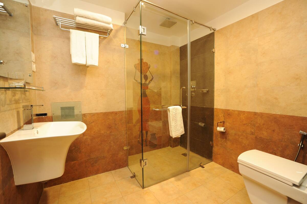 shower, rainfall showerhead, free toiletries, hair dryer