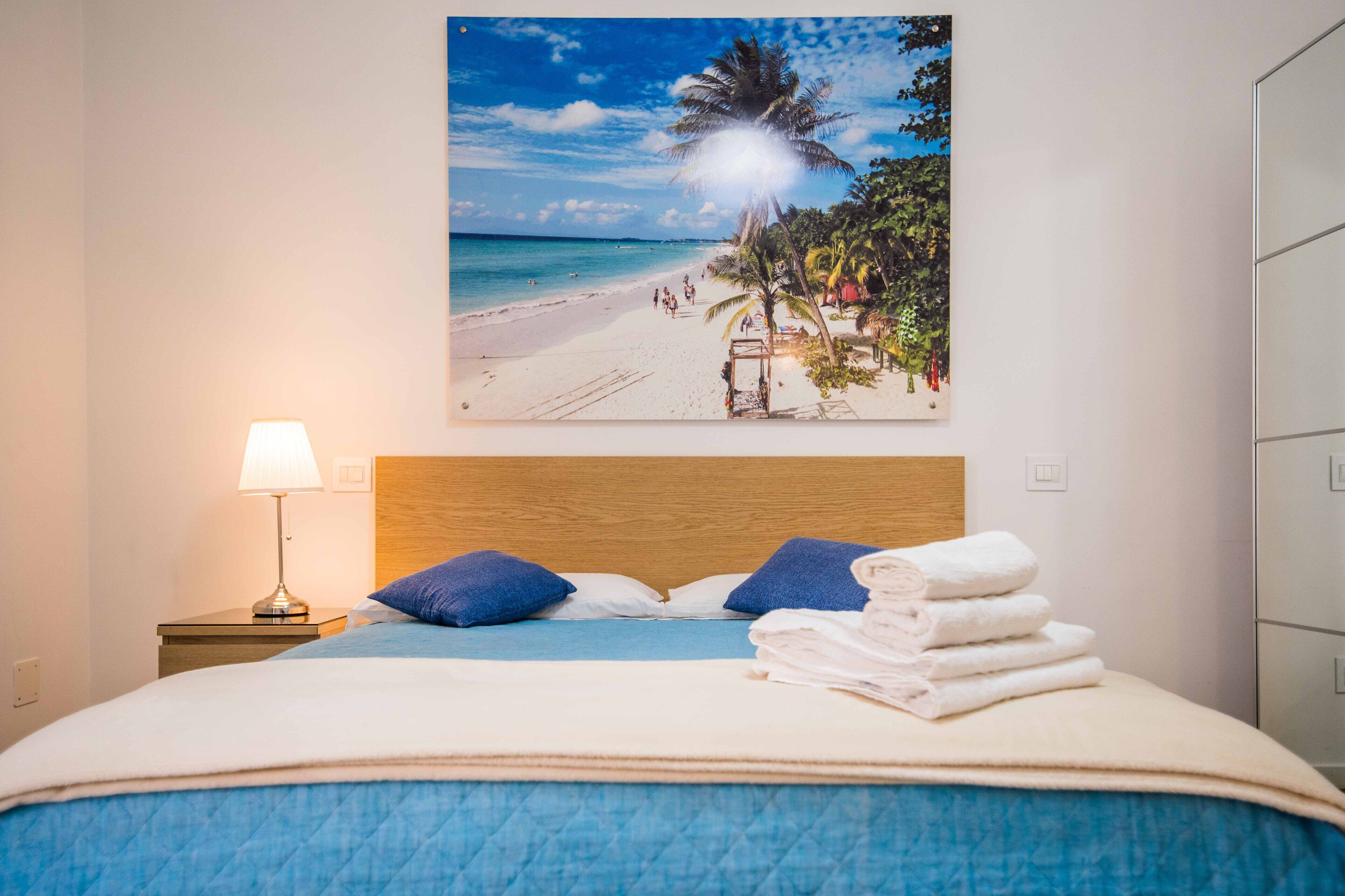 Camera City, balcone | Cassaforte in camera, una scrivania, postazione laptop, tende oscuranti