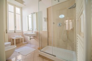 Deluxe-værelse - balkon | Badeværelse | Bruser, brusehoved med spredningseffekt, gratis toiletartikler