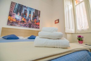 Quarto luxo, sacada | Cofres nos quartos, escrivaninha, espaço de trabalho para notebook