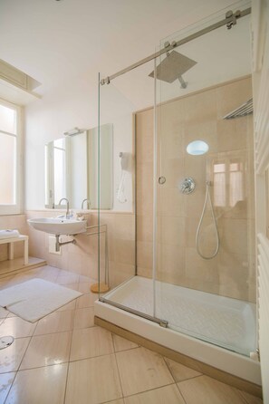 Deluxe-værelse - balkon | Badeværelse | Bruser, brusehoved med spredningseffekt, gratis toiletartikler