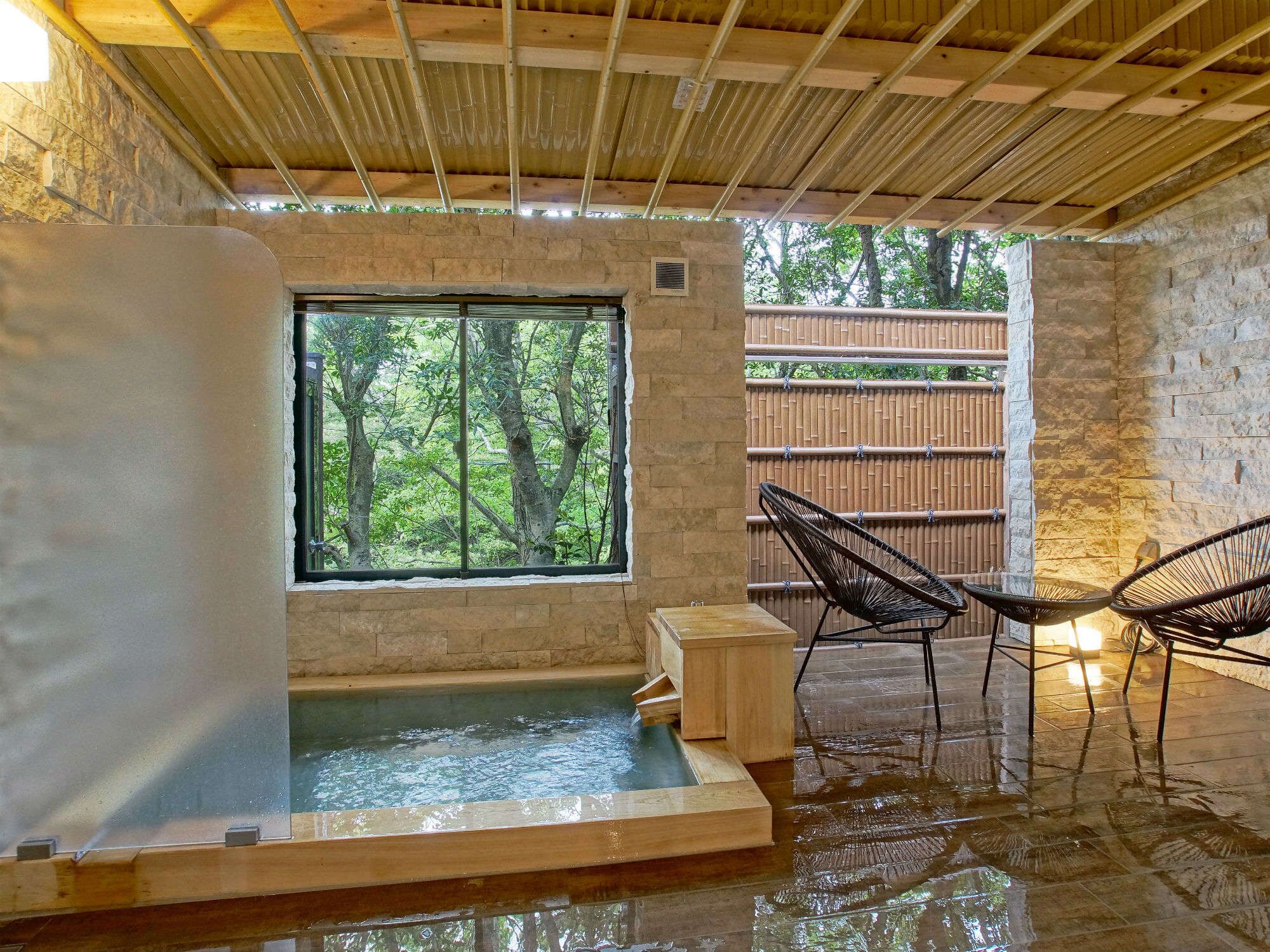 迷你吧、客房内保险箱、办公桌、免费 WiFi