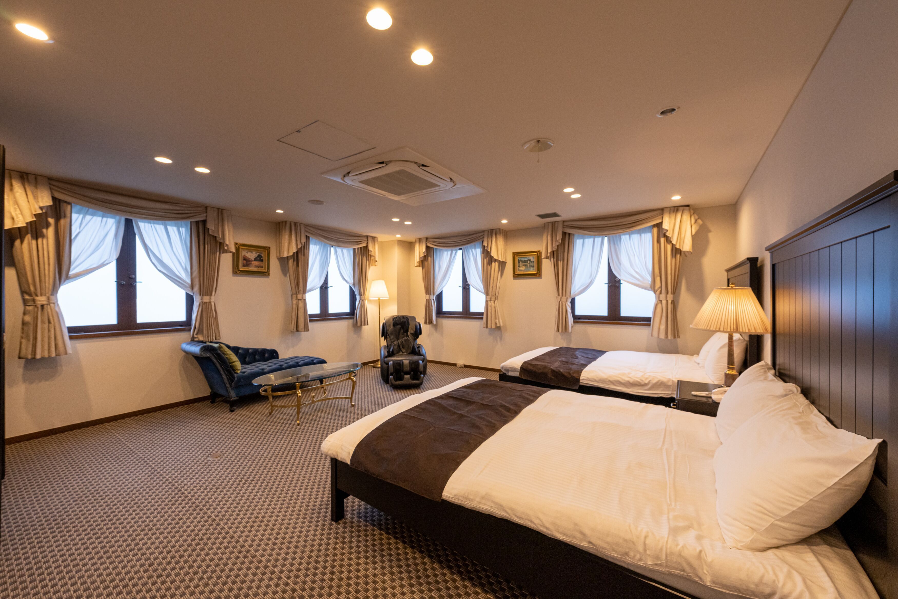 Minibar, caja de seguridad en la habitación, escritorio y wifi gratis 