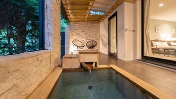 Minibar, in-room safe, desk, free WiFi