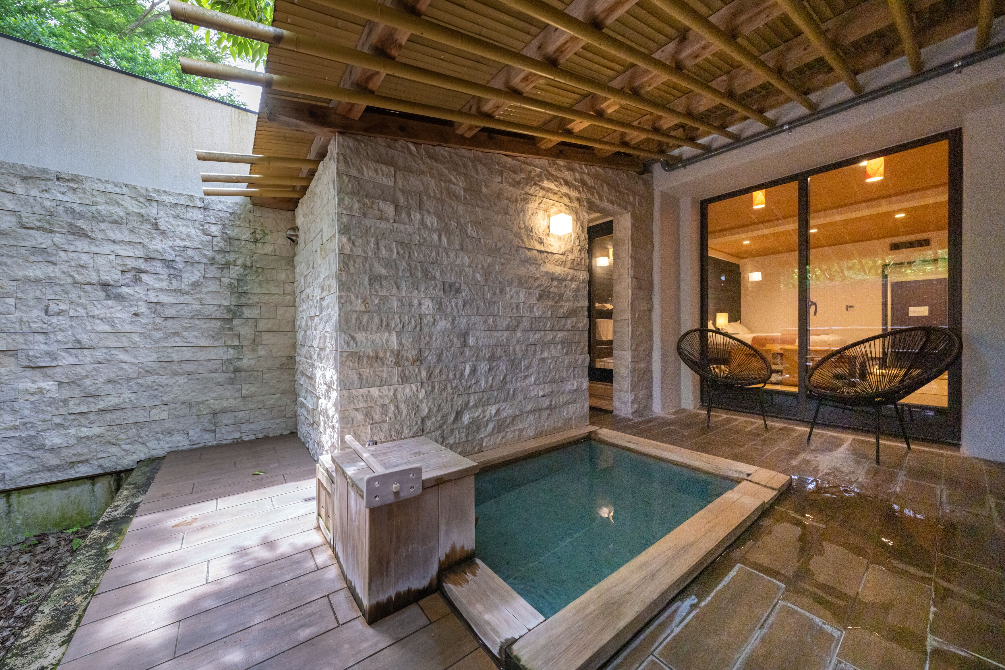 传统双床房, 无烟房 (Japanese Western, OpenAir Bath, Annex) | 浴室 | 免费洗浴用品、吹风机、拖鞋、电子马桶