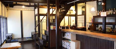 Bar-salon dans le hall