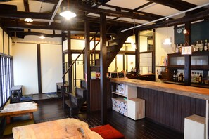Lobby lounge - Guesthouse Nin-jin - Hostel (Niigata)