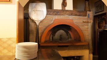 Aperto a pranzo e cena, cucina regionale