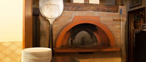 Serveert lunch en diner, regionale gerechten