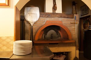 Déjeuner et dîner servis sur place, spécialités Cuisine régionale