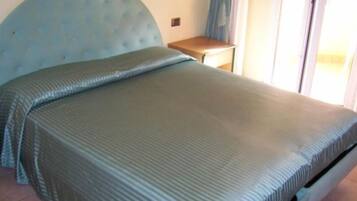 Doppelzimmer zur Einzelnutzung | Hochwertige Bettwaren, Zimmersafe, Schreibtisch, schallisolierte Zimmer