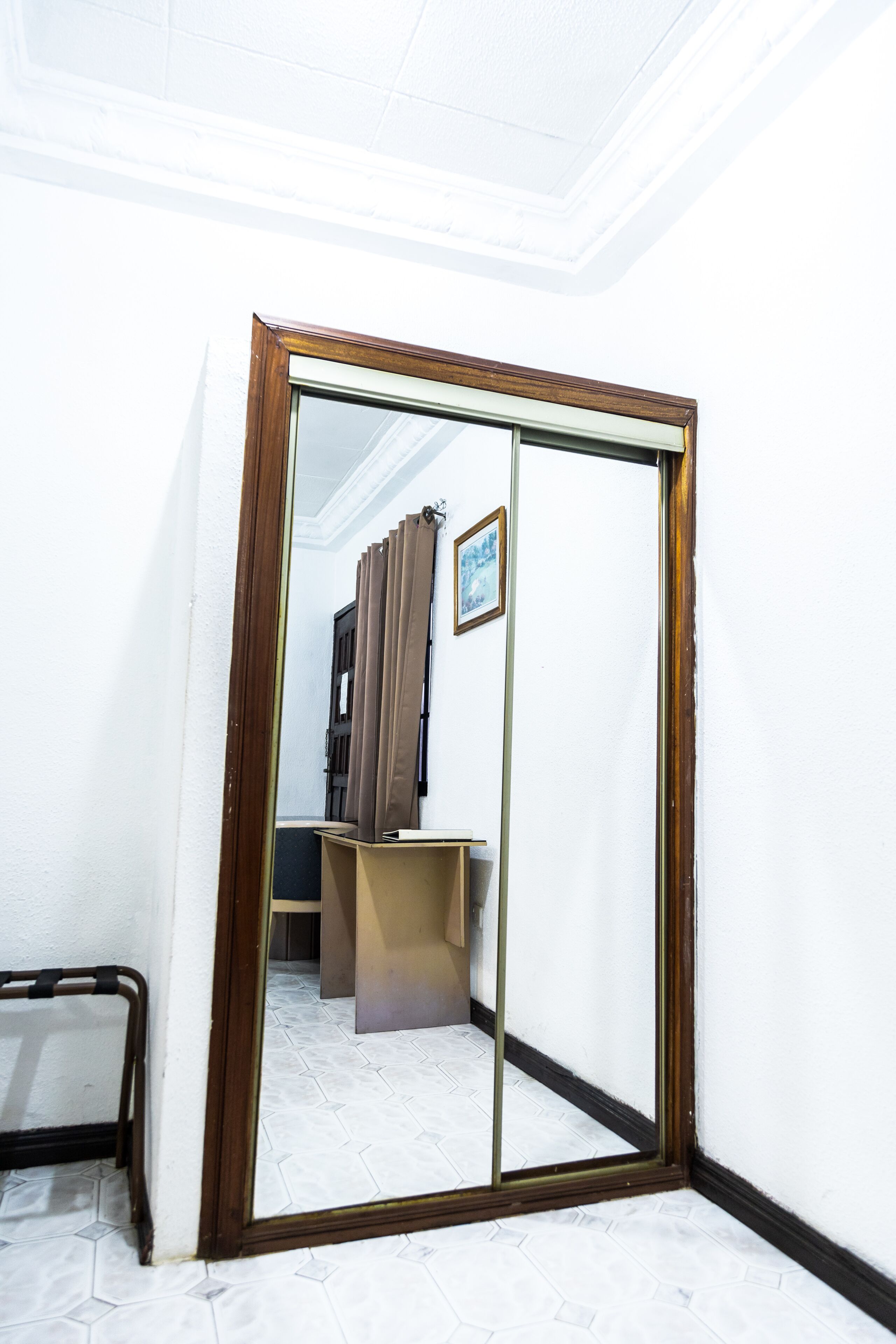 Una habitación con puerta corredera, una mesita y una silla.