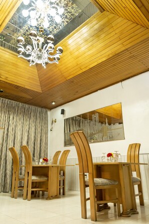 Breakfast, lunch, dinner served; local and international cuisine 