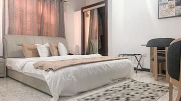 Ropa de cama de alta calidad, escritorio, wifi gratis y ropa de cama