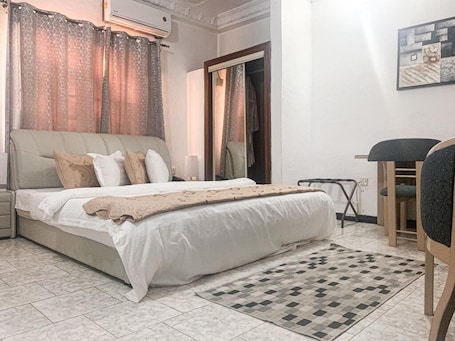 Premium bedding, desk, free WiFi, bed sheets. Hill View Hotel West Airport